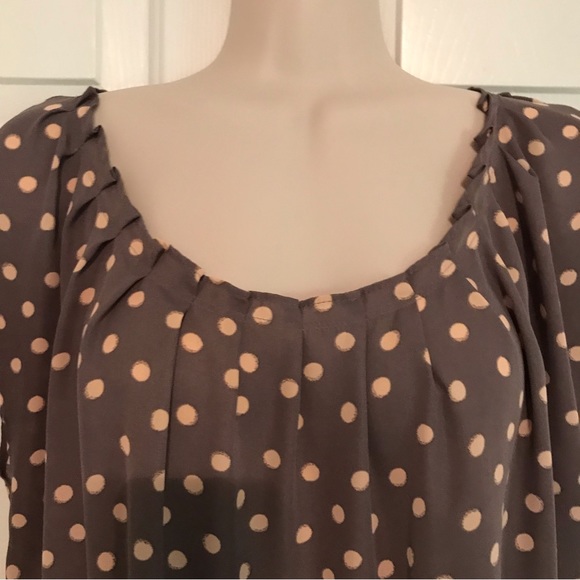 Gray and blush dot pleat neck tie back cap sleeve top - Picture 3 of 5